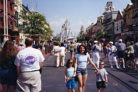 AlinaAndKidsOnDisneyStreet_200403