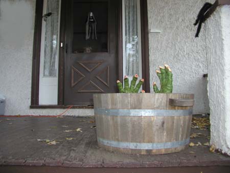 Halloween2003B_AvynPeeking